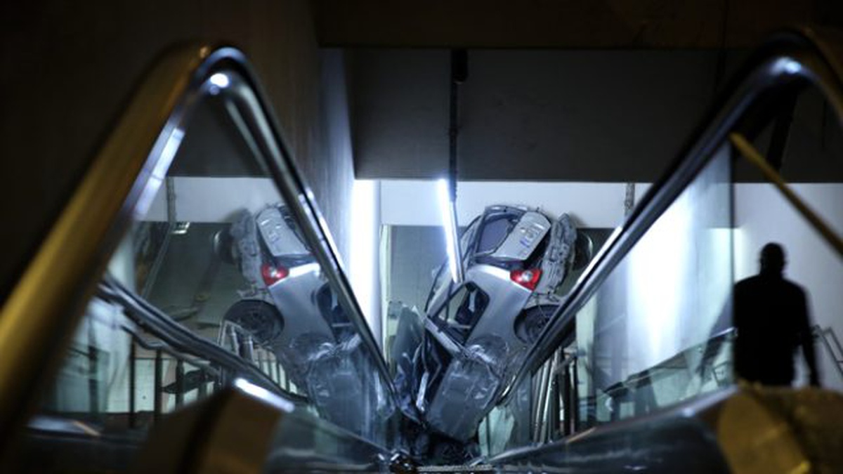 Otomobil Metro Yaya Alt Geçidine Yuvarlandı