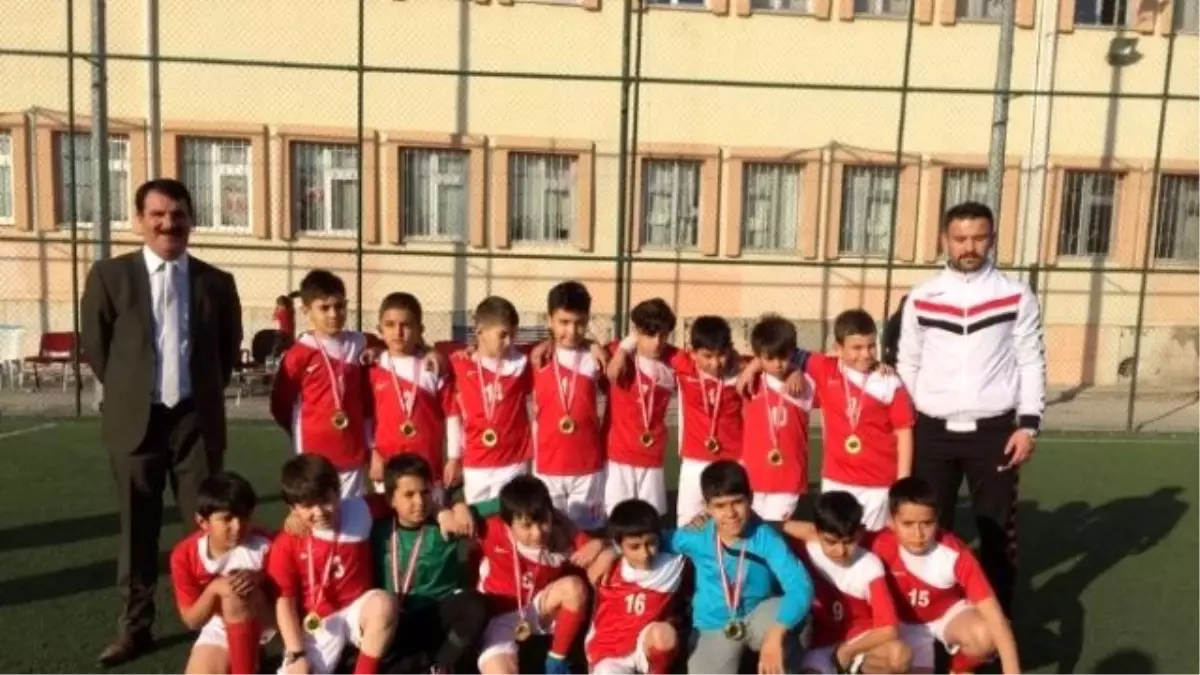 Planet Aile Yaşam Merkezi Üyesi Çocuklar Futbol Turnuvasında Birinci Oldu