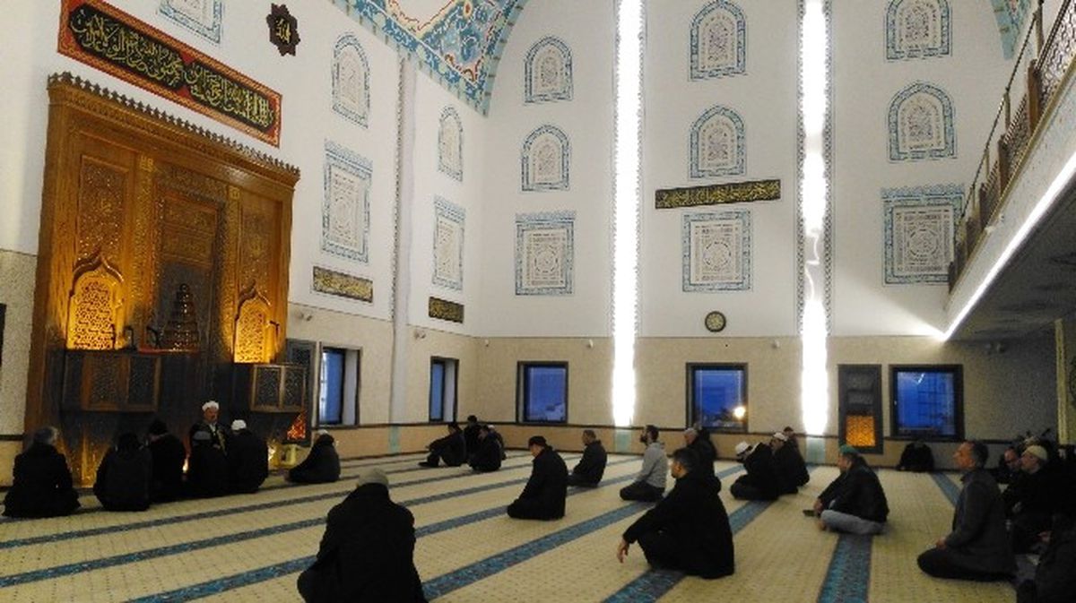 Sunrooflu Camide Sabah Namazında Sıcak Çorba İkramı
