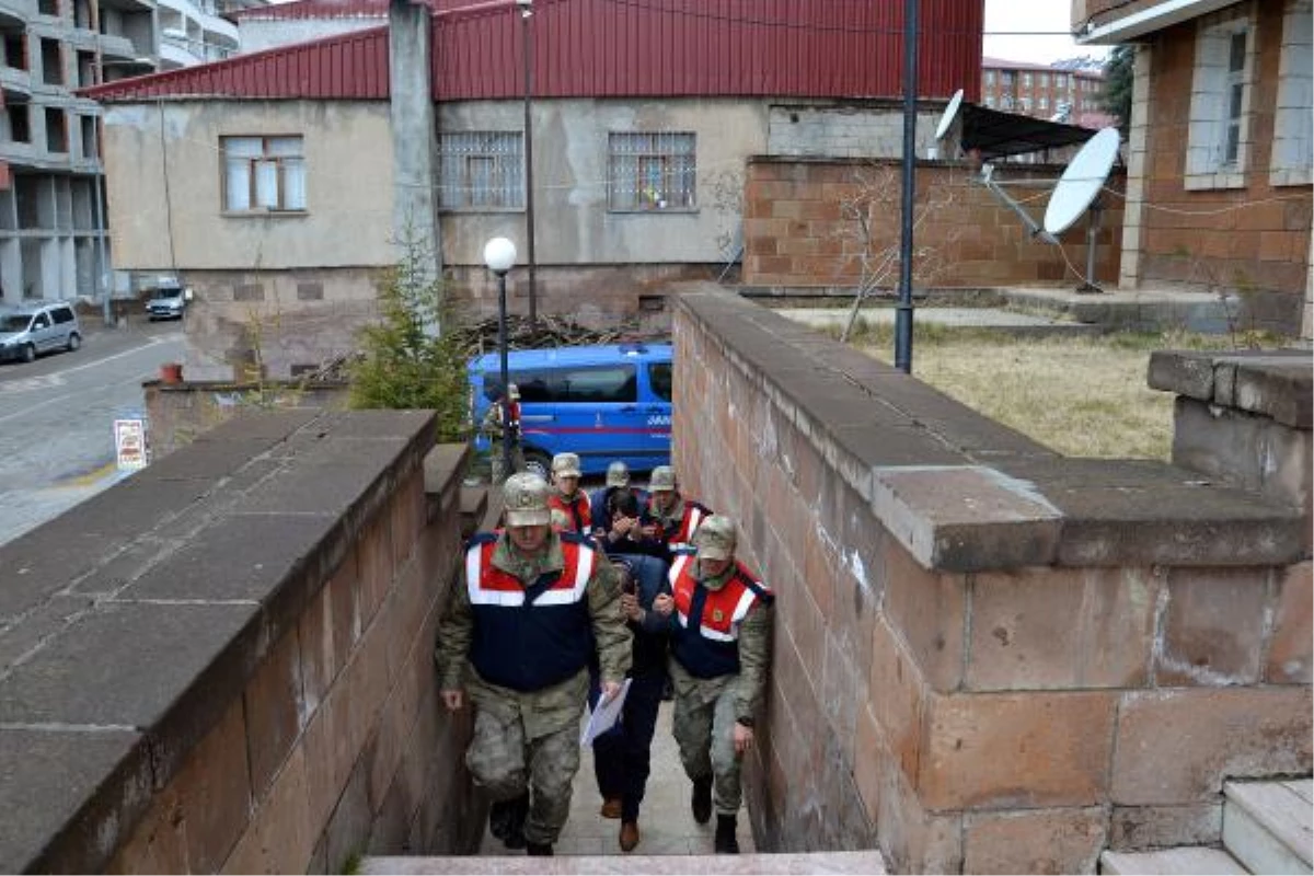 Bitlis\'te 2 Kardeş Amcalarına Ait Kuyumcu Arabasını Soydu!