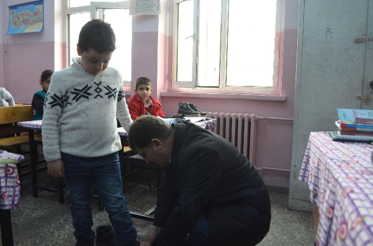 AK Parti\'den Öğrencilere Kışlık Ayakkabı Yardımı