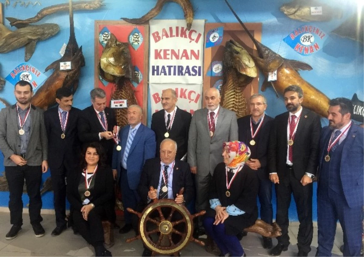 Ak Partili Meclis Üyeleri Balıkçı Kenan Deniz Canlıları Müzesi\'ni Gezdi