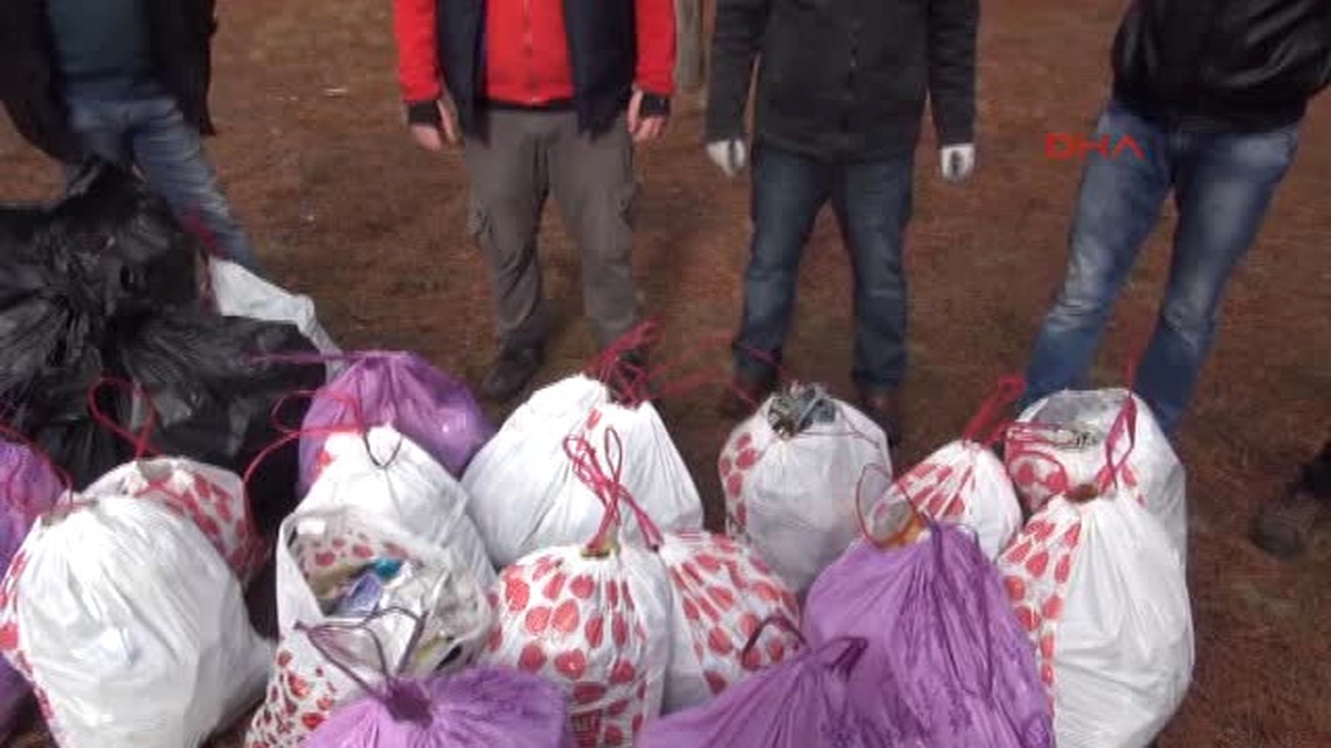 Ankara Gönüllü Çevreciler, Çamlık Piknik Alanını Çöplerden Arındırdılar