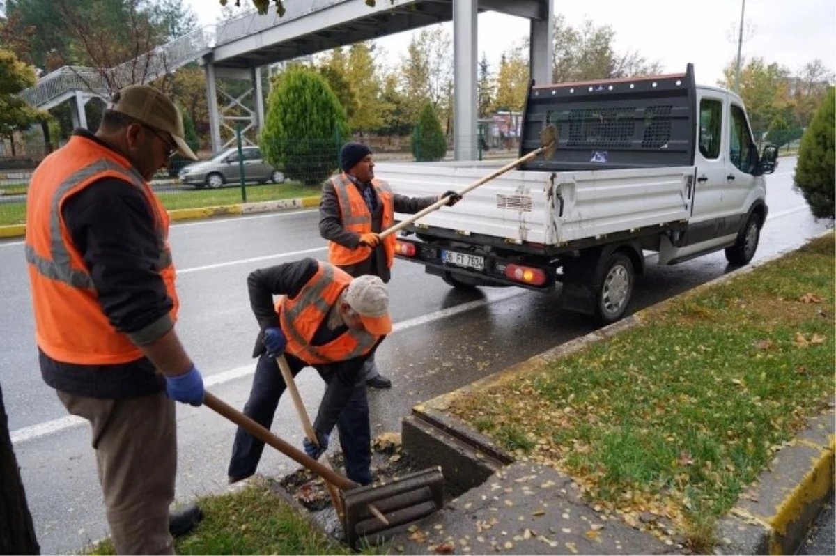 Askim Ekipleri Bulvardaki Mazgalları Temizledi