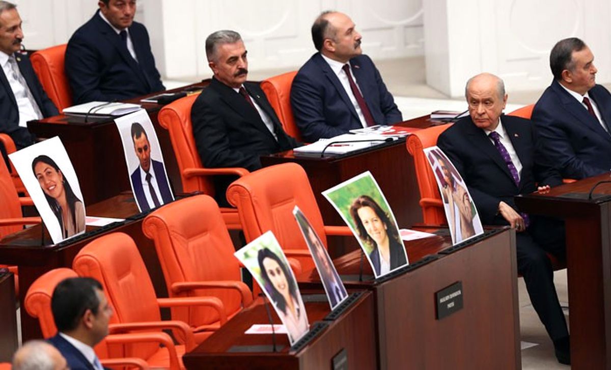 Bahçeli'nin Tutuklu HDP'lilerin Fotoğraflarına Bakışı Bütçe Görüşmelerine Damga Vurdu