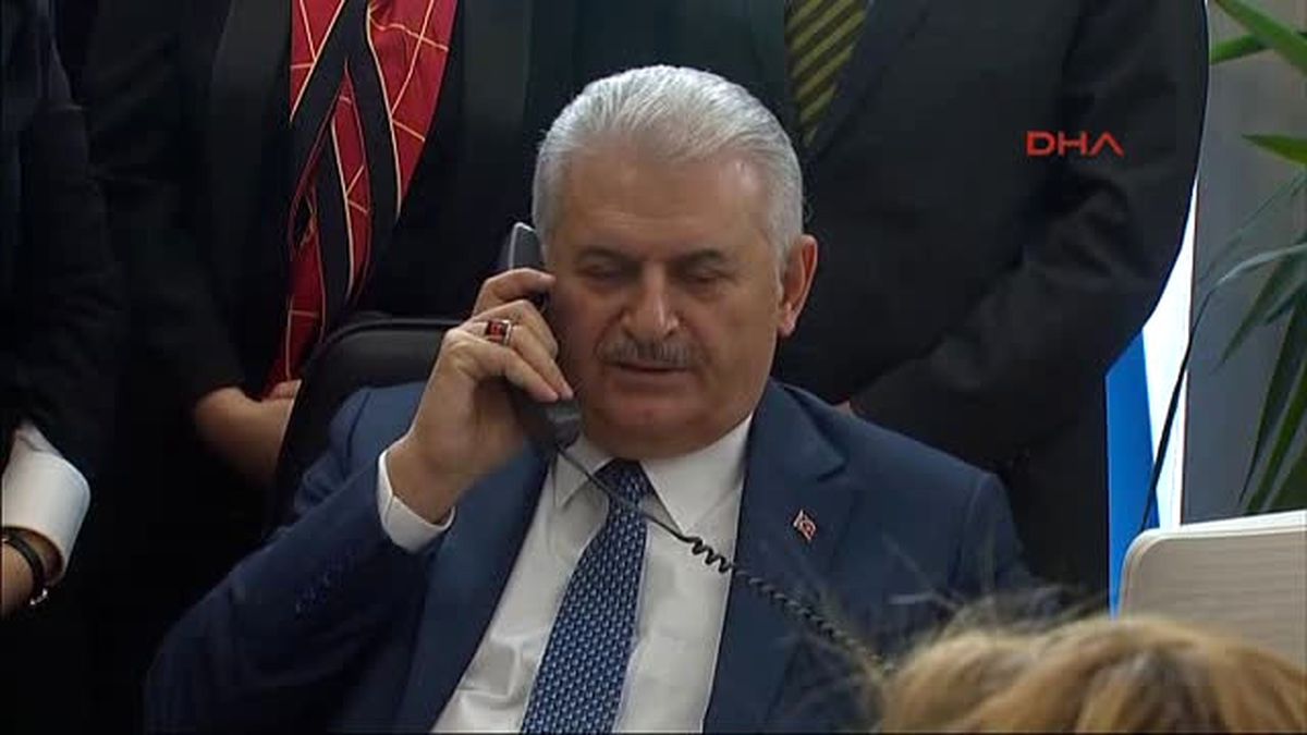 Başbakan Yıldırım, Engelli Koordinasyon Merkezi\'nde Telefona Baktı