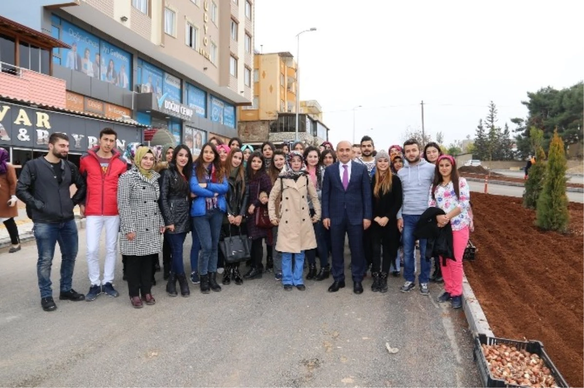 Belediye Başkanı Kara Öğrencilerle Lale Dikti