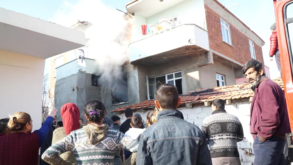 Edirne\'de, 2 Katlı Evde Çıkan Yangın Korkuttu