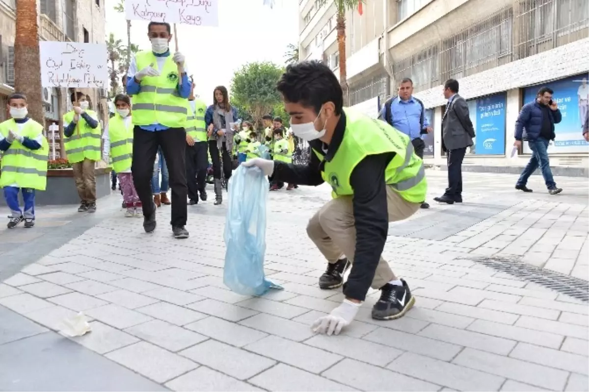 Engelliler, Atatürk Caddesi\'nde Çöp Topladı