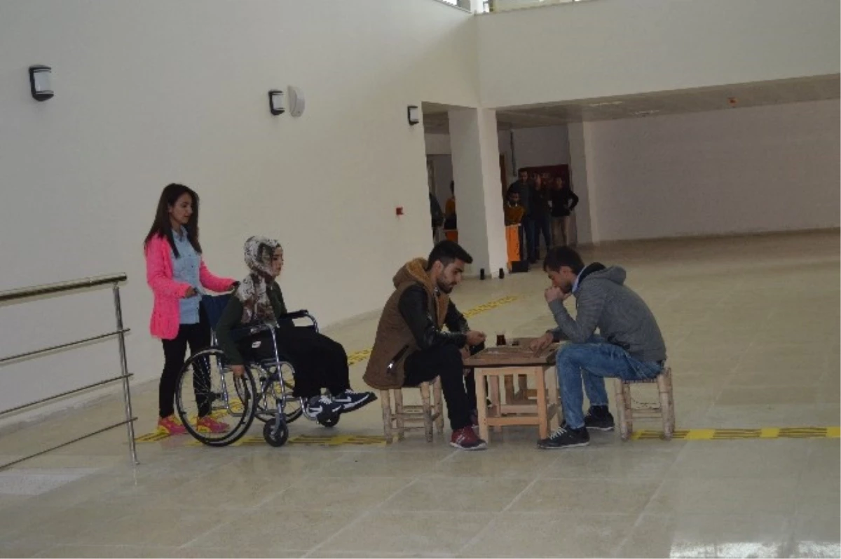 Engellilerin Sorunlarına Tiyatro Oyunuyla Dikkat Çektiler