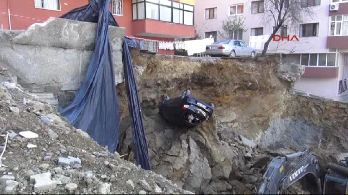 Maltepe\'de İstinat Duvarı Çöktü! Otomobil Çöken Alana Düştü, 7 Katlı Bina Boşaltıldı