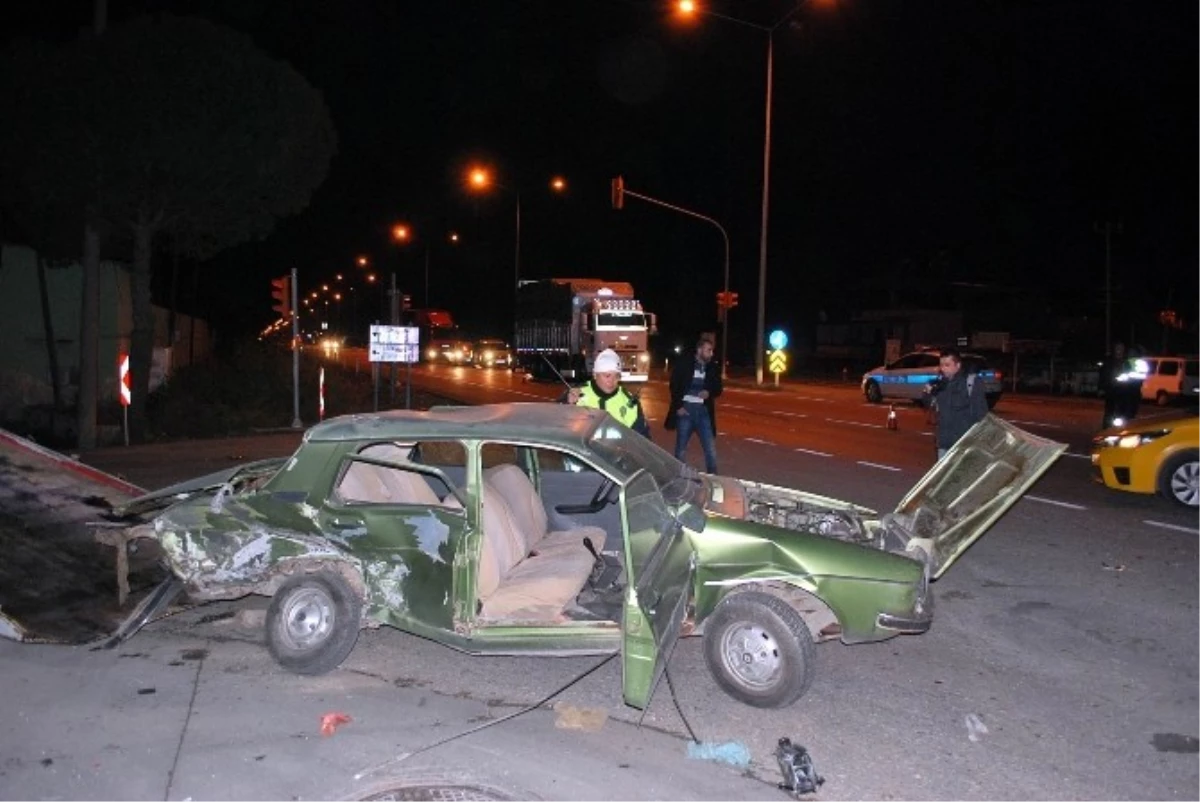 Manisa\'da İki Otomobil Çarpıştı: 2 Ağır Yaralı