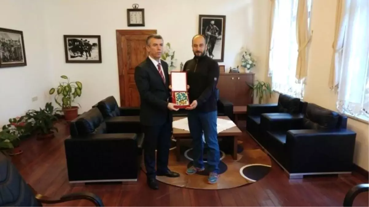 Maratonculardan Kaymakam Sırmalı\'ya Plaket