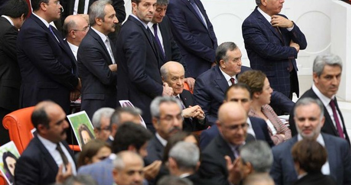 HDP AK Parti Sıralarına Yürüdü, MHPliler Bahçeli'ye Etten Duvar Ördü