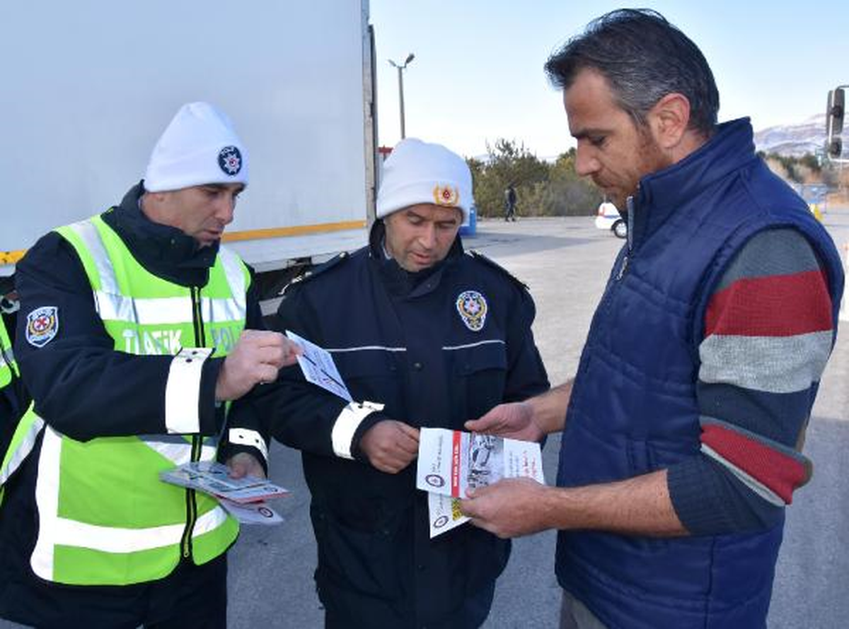 Polisten Sürücü ve Yolculara Emniyet Kemeri Uyarısı