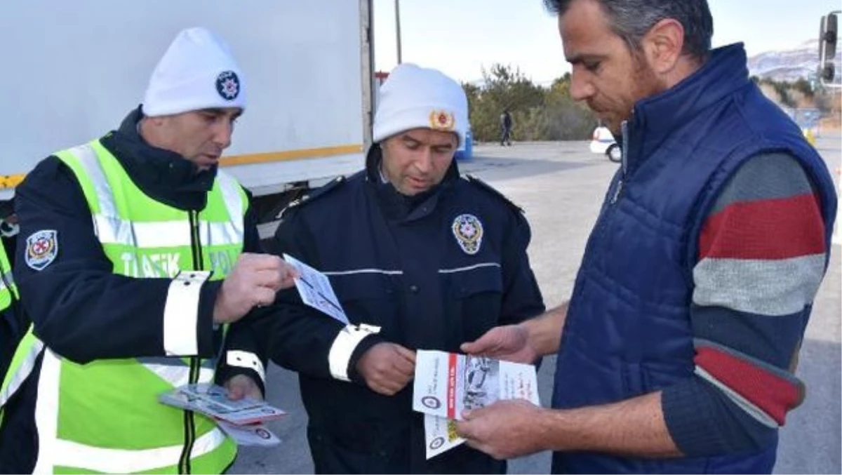 Polisten Sürücü ve Yolculara Emniyet Kemeri Uyarısı