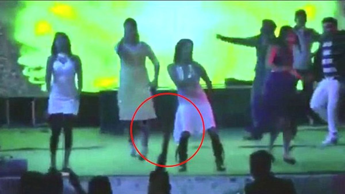 Sahnede Dans Eden Hamile Kadın Tüfekle Vuruldu