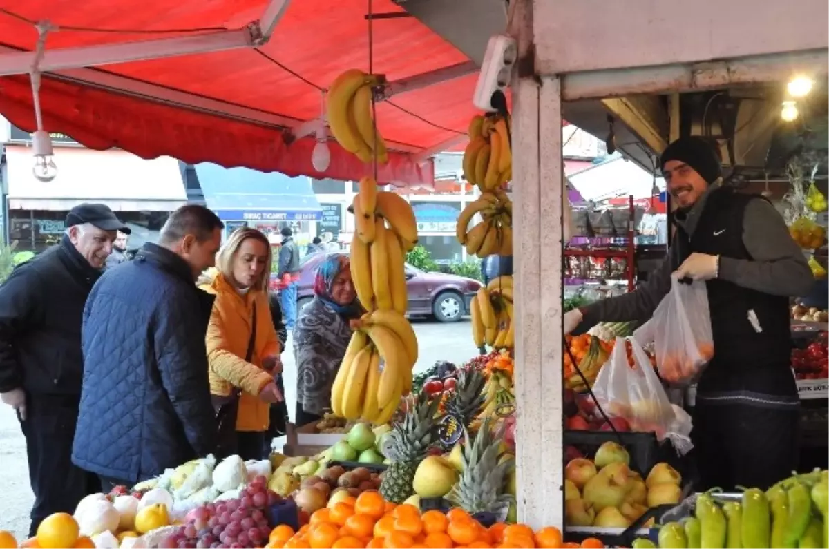 Uysal, Pazar Esnafını Ziyaret Edip Çalışmaları İnceledi