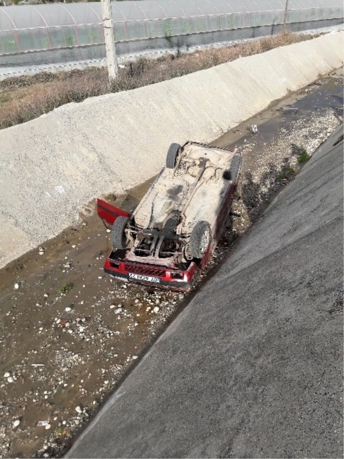 Yolda Kayan Otomobil Su Kanalına Uçtu: 2 Yaralı