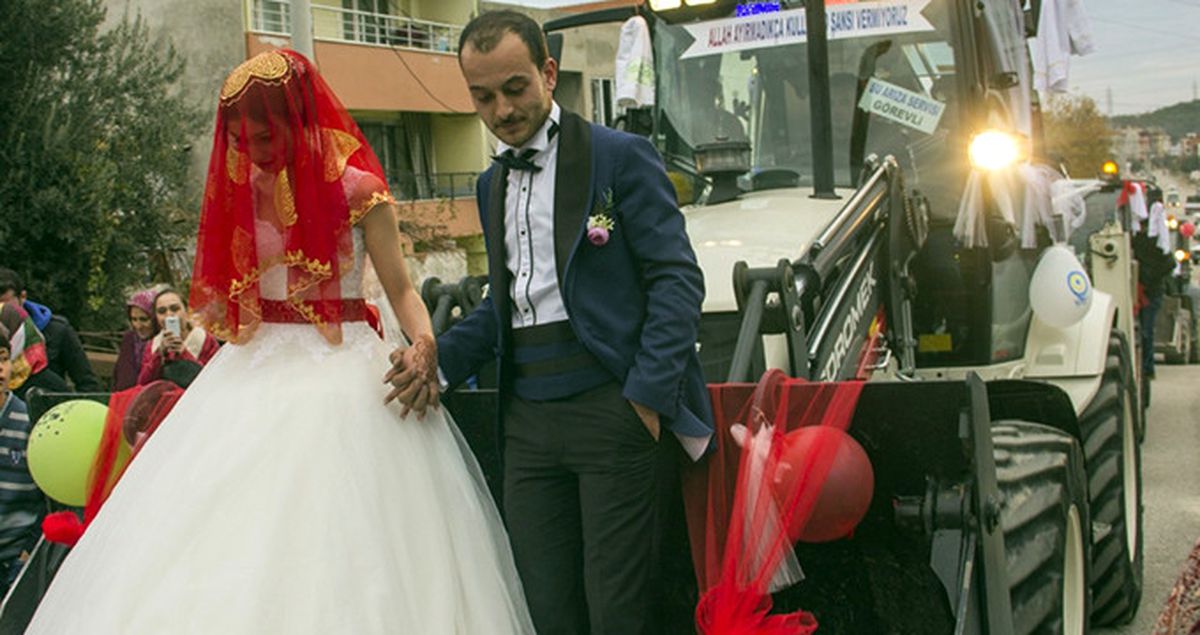 Balıkesir'de Kepçe Operatörü Gelini İş Makinesiyle Almaya Gitti