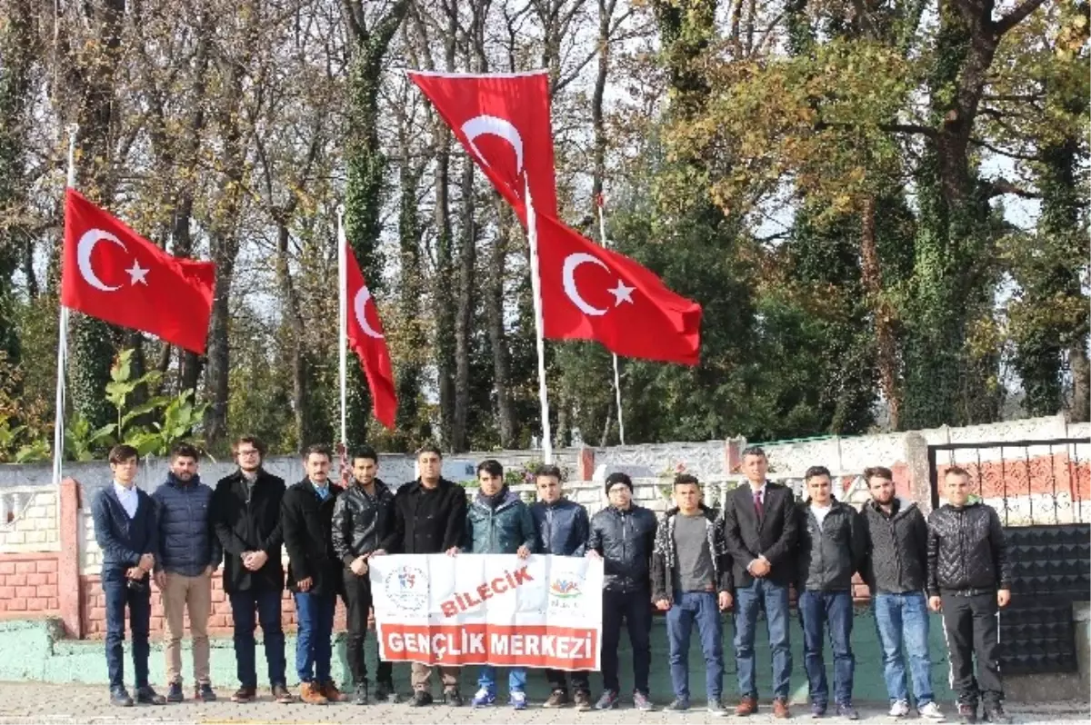 Bilecikli Gençlerden Kaymakam Safitürk\'ün Ailesine ve Mezarına Ziyaret