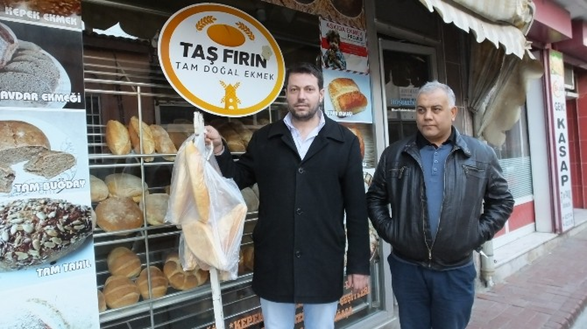 Burhaniye\'de Havalar Soğudu Askıda Ekmeğe İlgi Arttı