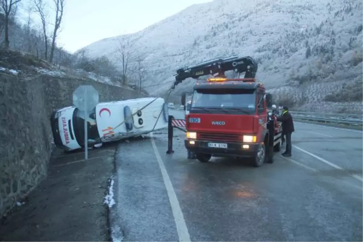 Buzlanan Yolda Kayan Ambulans Yan Yattı