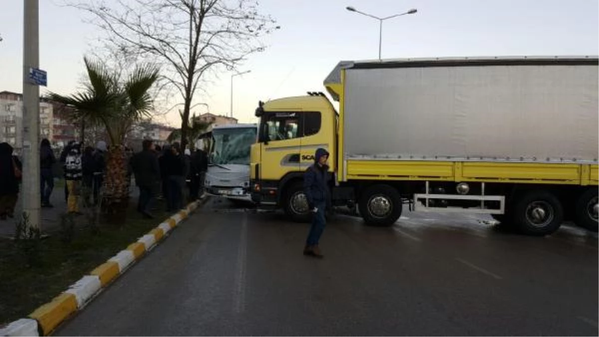 Buzlanan Yolda Zincirleme Kaza : 9 Yaralı