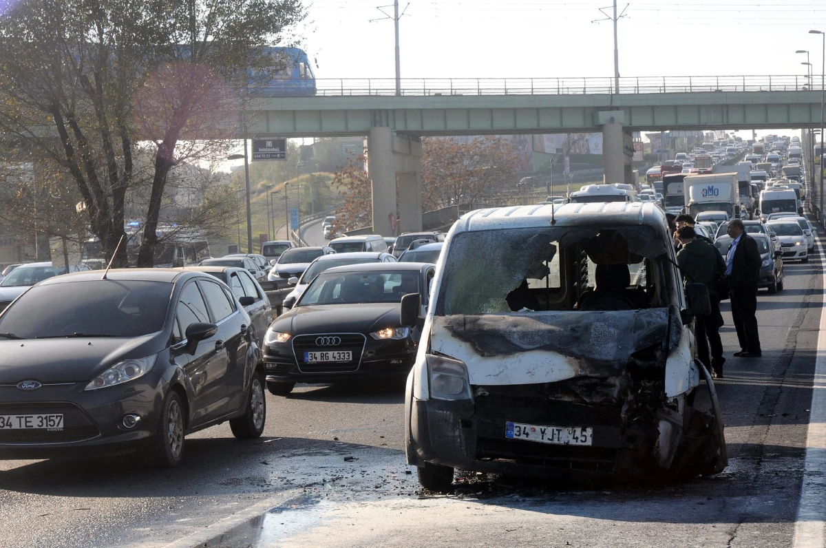 D-100\'de Zincirleme Trafik Kazası; Araçlardan Biri Alev Aldı, Yol Trafiğe Kapandı (1)