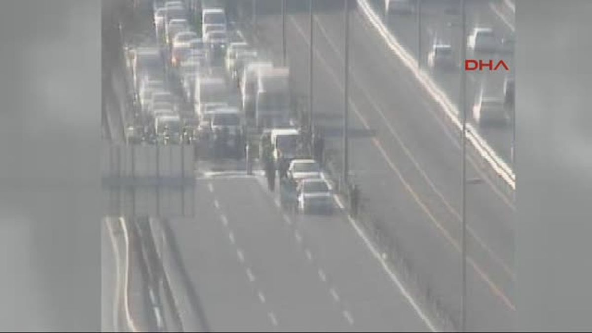 D-100 Zincirleme Trafik Kazası; Araçlardan Biri Alev Aldı, Yol Trafiğe Kapandı