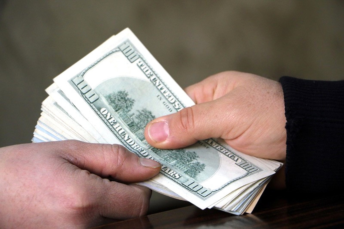 Dolar Bozdurana Kitap ve Çiğ Köfte Hediye