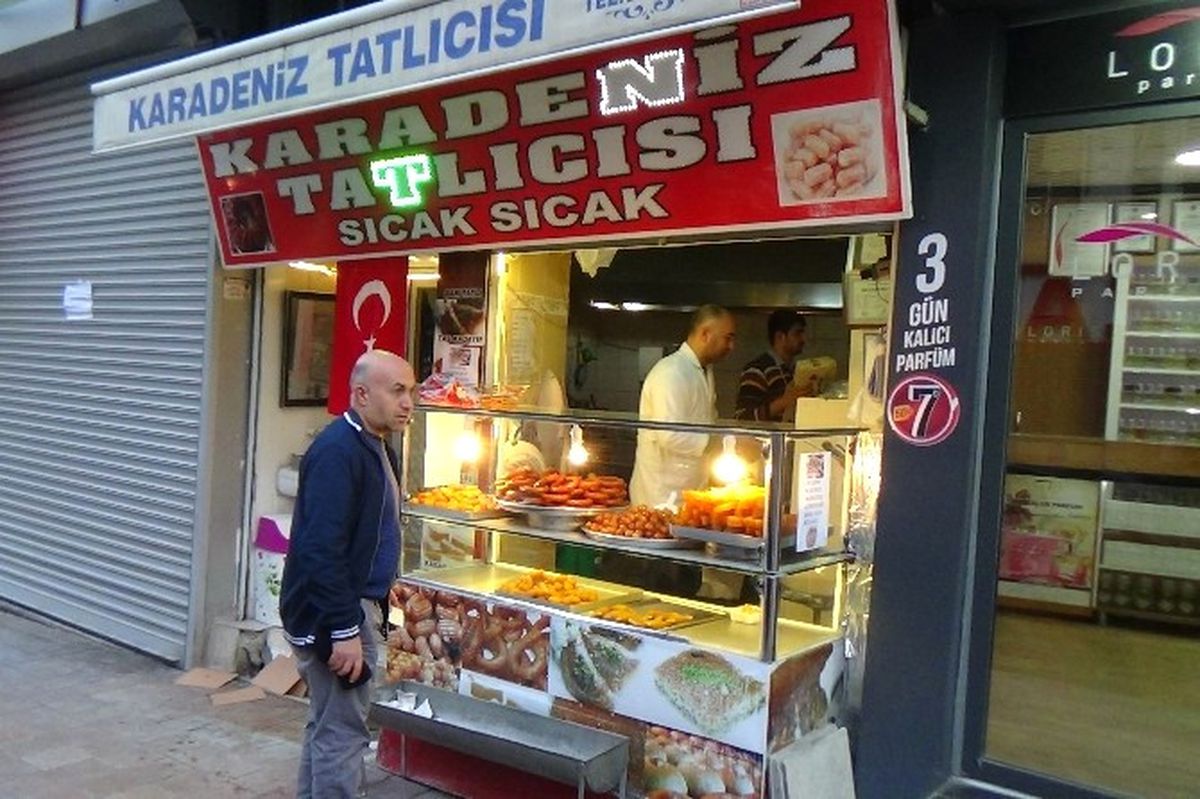 Dolarını Bozdurup Fişini Getirene Tatlı İkram Ediyor