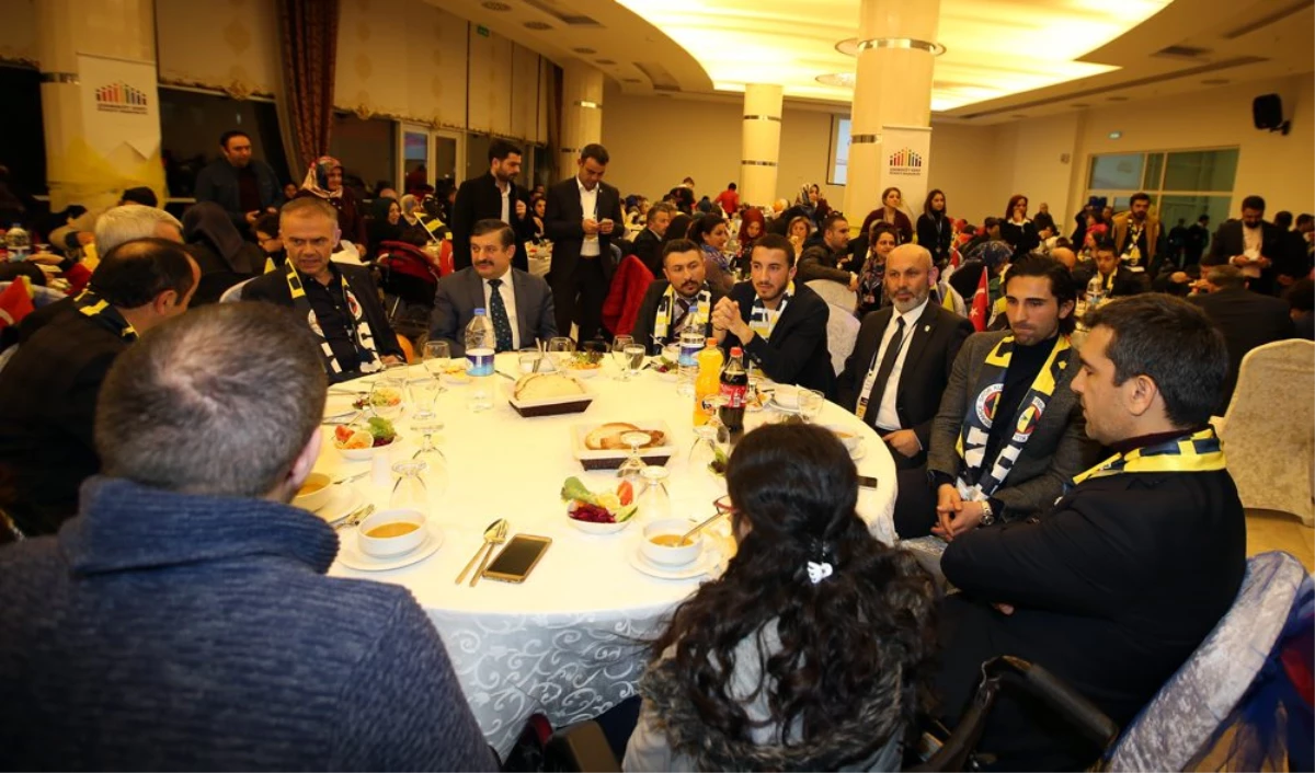 Fenerbahçeli Futbolcular Engellilerle Bir Araya Geldi