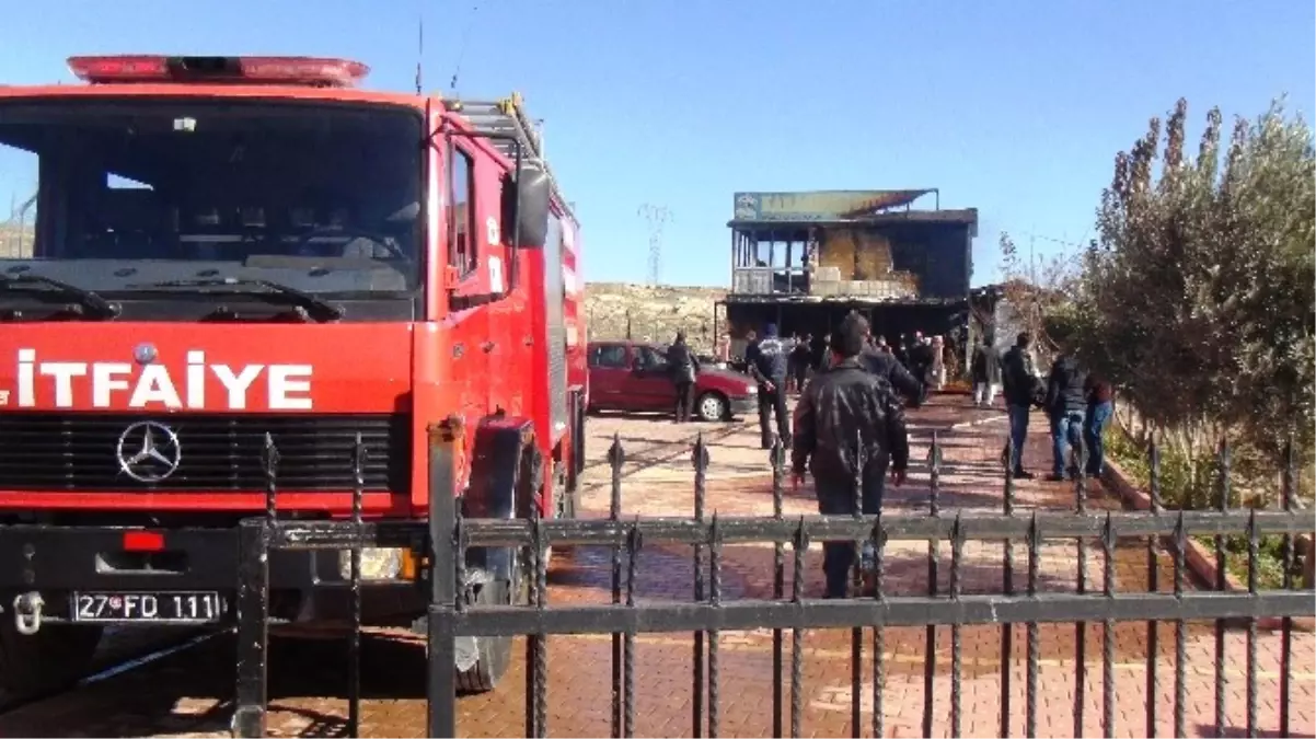 Gaziantep\'te Şantiyede Çıkan Yangın Büyümeden Söndürüldü