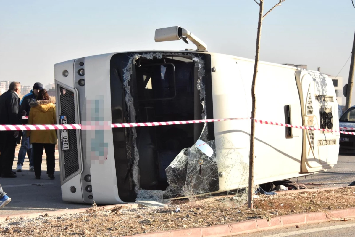 Güncelleme - Konya\'da Öğrenci Servisi ile Kamyon Çarpıştı: 1 Ölü, 14 Yaralı