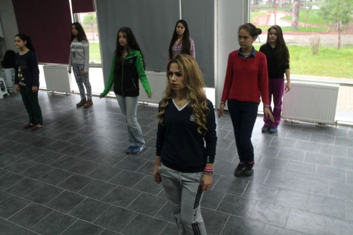 Günün Stresini Halk Oyunları Oynayarak Atıyorlar