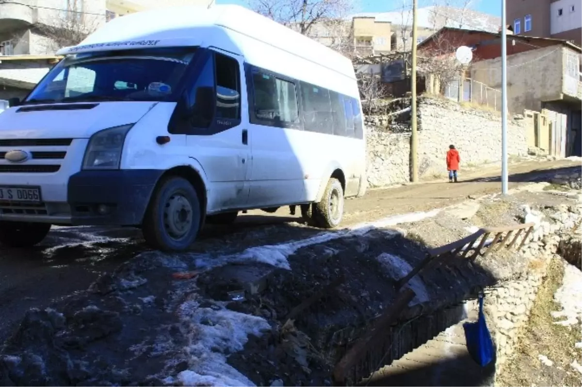 Hakkari\'de Tahrip Olan Köprü Tehlike Saçıyor