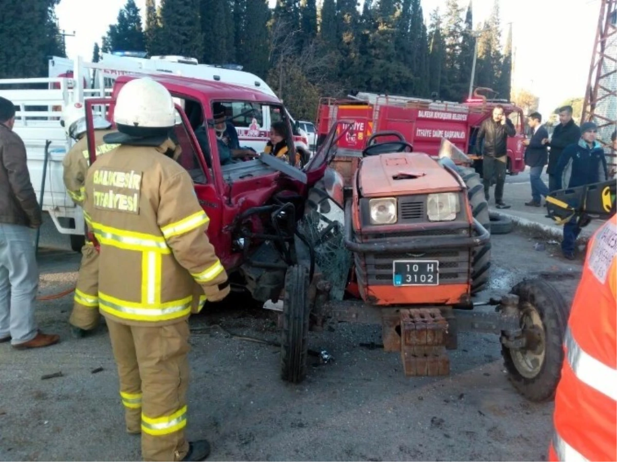 Havran\'da Traktör ile Kamyonet Çarpıştı: 1 Yaralı