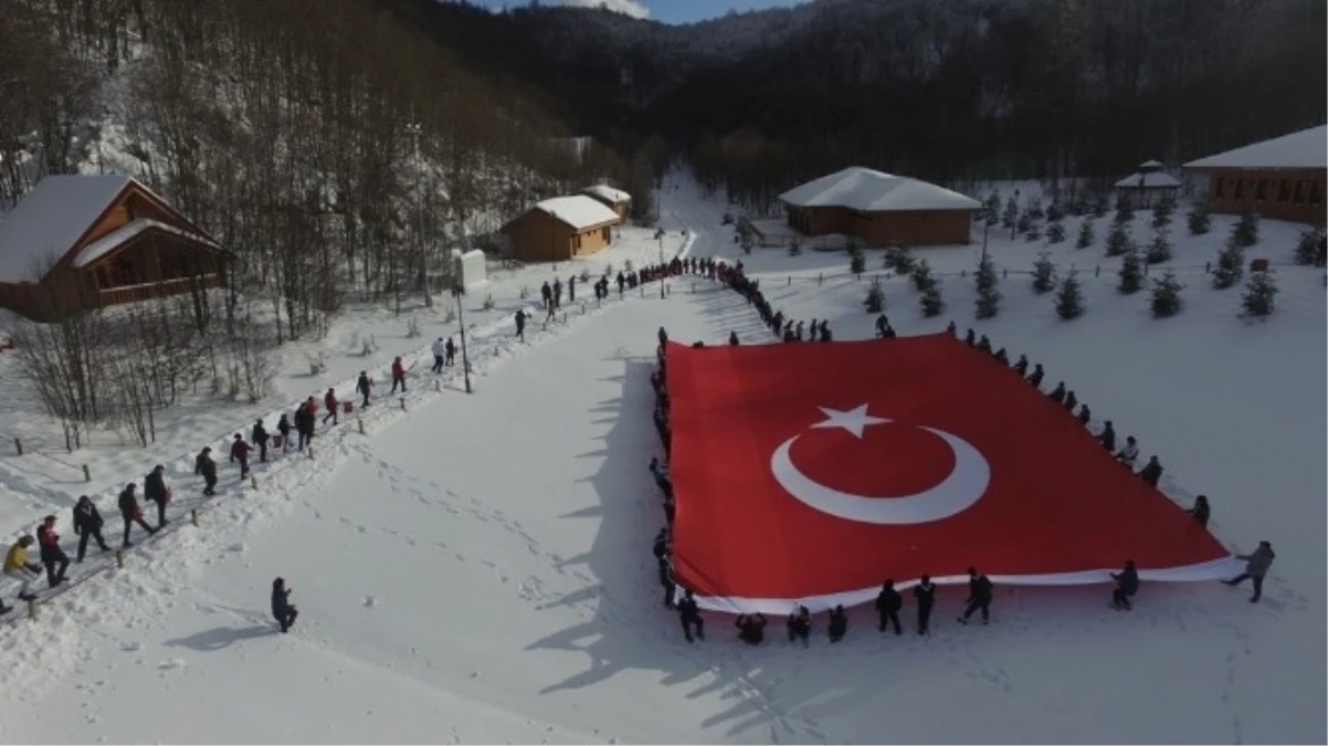 İzciler, Bin 300 Metrede Dev Türk Bayrağı Açtılar