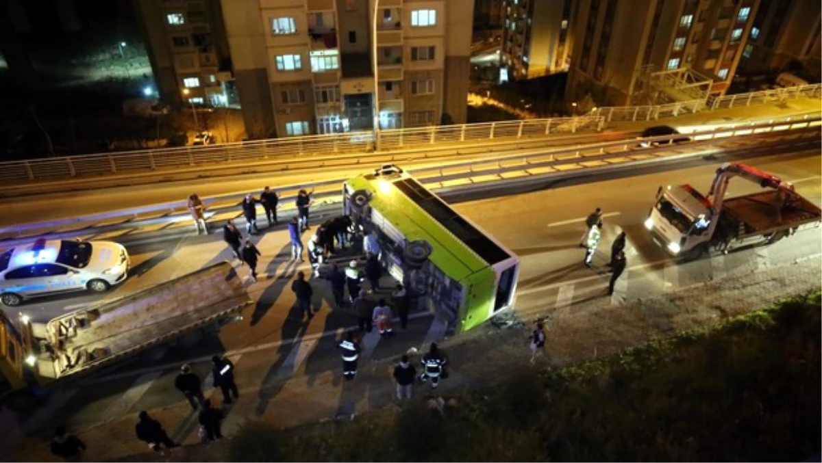 İzmit\'te Halk Otobüsü Devrildi: 10 Yaralı