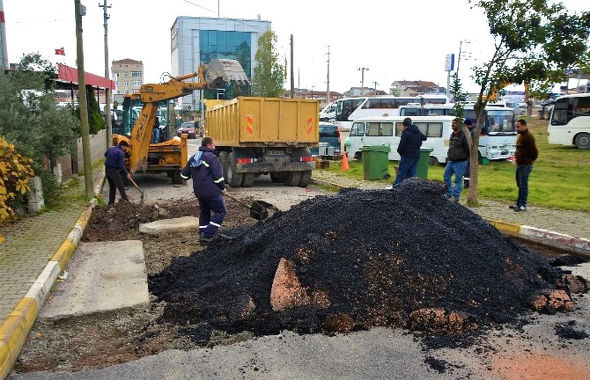 Körfez Belediyesi, Bozulan Yollara Asfalt Yama Çalışması Yapıyor