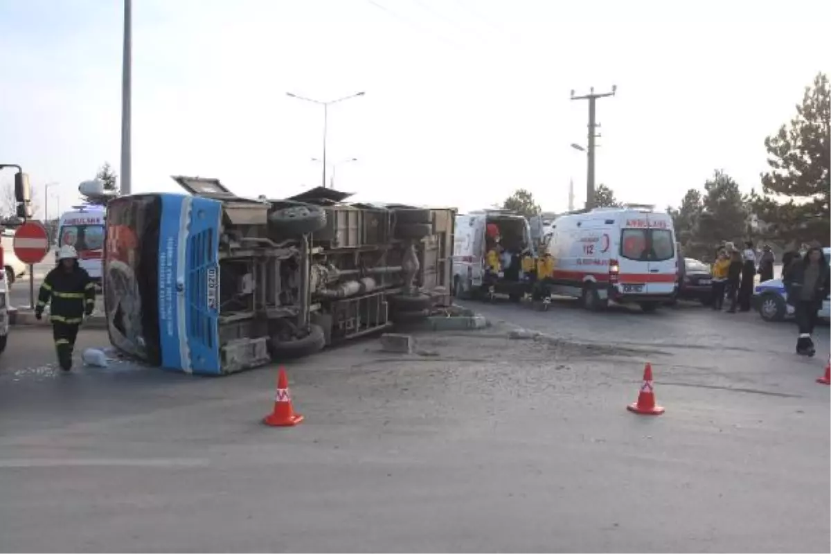 Kütahya\'da Kamyonla Özel Halk Otobüsü Çarpıştı: 16 Yaralı