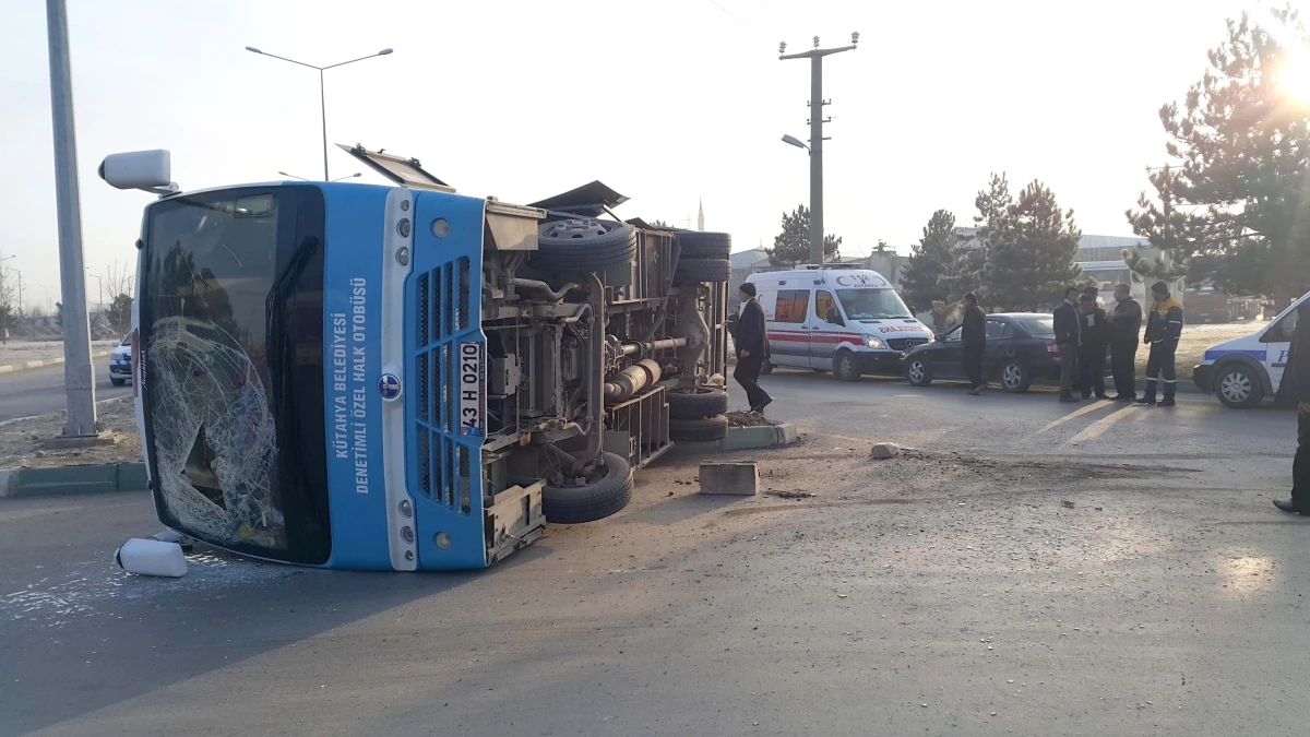 Kütahya\'da Kamyonla Özel Halk Otobüsü Çarpıştı: 16 Yaralı