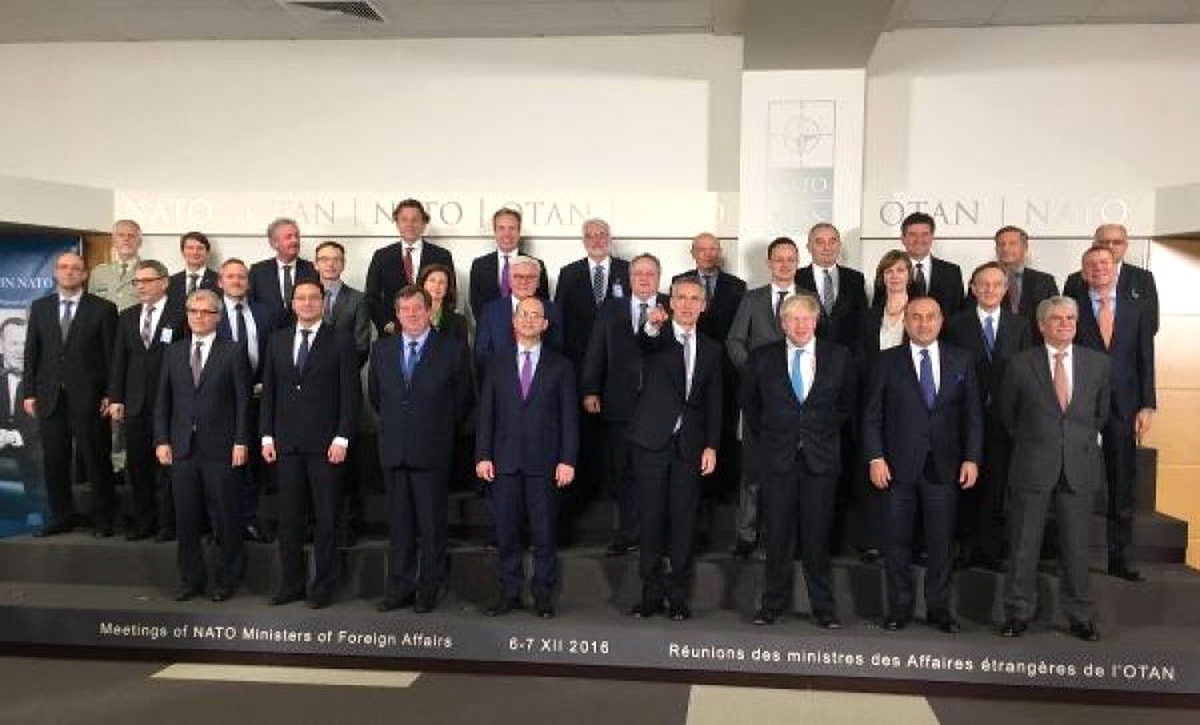 NATO Dışişleri Bakanları Aile Fotoğrafında Buluştu