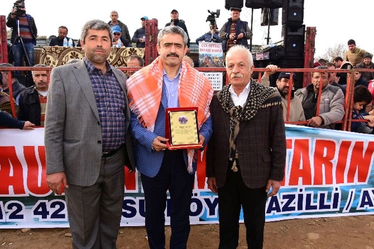 Nazilli\'de Develer Şehit Aileleri Yararına Güreşti