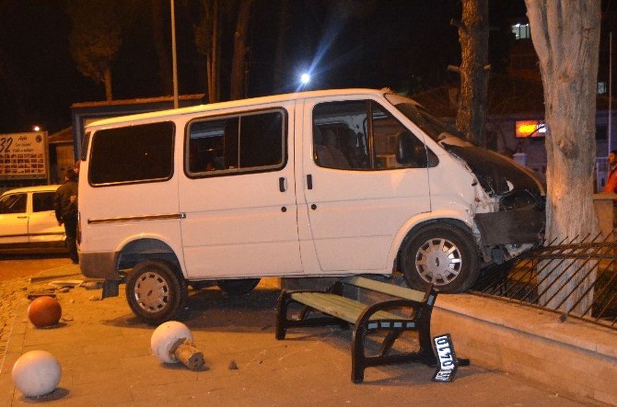 Önce Otomobile Sonra Ağaca Çarptı