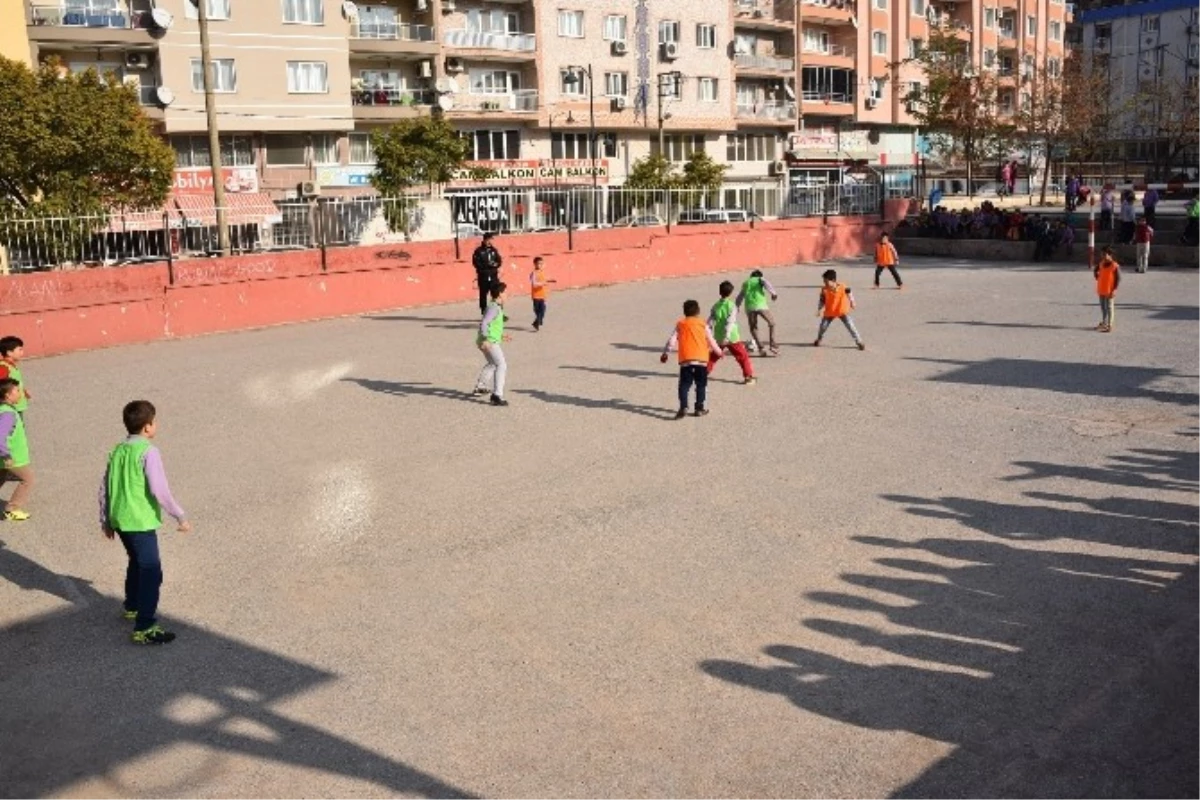 Sınıflar Yarışıyor\' Futbol Turnuvası Devam Ediyor