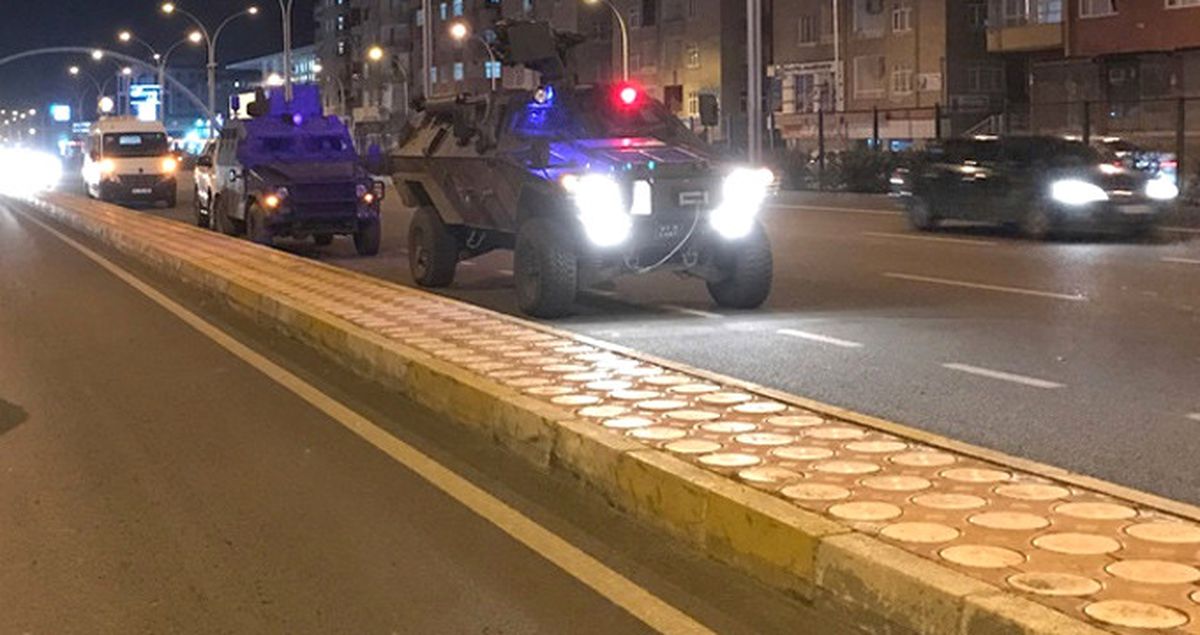 Diyarbakır'da AK Parti İl Başkanlığı Önünde Patlama: Polise EYP'li Saldırı