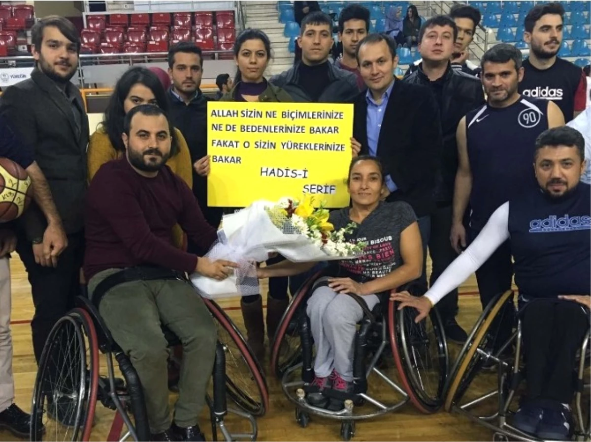 AK Parti\'li Gençler Engellilerle Maç Yaptı