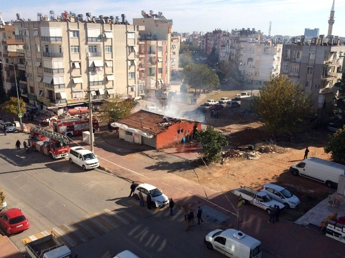 Antalya\'da Hurda Dolu Depoda Korkutan Yangın